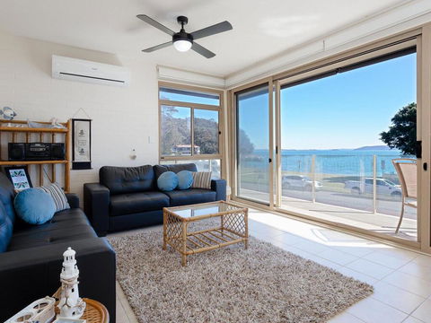 1 'Little Hut', 20 Kurrawa Close - Spectacular Water Views, NBN & Air Conditioned - Hervey Bay Accommodation 2