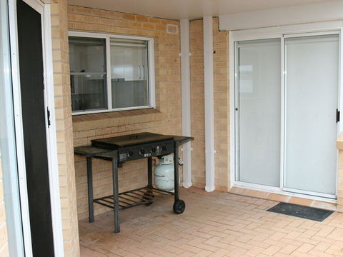 1 'The Clippers' 131 Soldiers Point Road - Fabulous Waterfront Unit - Tourism Hervey Bay 2