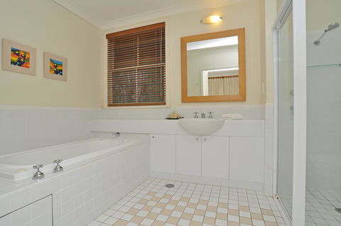 1 Bedroom Executive Villa Located Within Cypress Lakes - Hervey Bay Accommodation 1