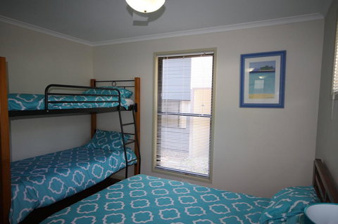 1 Naiad Court - Lowset Family Home With Swimming Pool And Covered Deck. Pet Friendly - Hervey Bay Accommodation 0