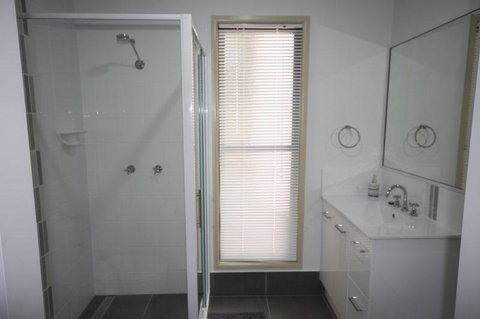 1 Naiad Court - Lowset Family Home With Swimming Pool And Covered Deck. Pet Friendly - Hervey Bay Accommodation 3