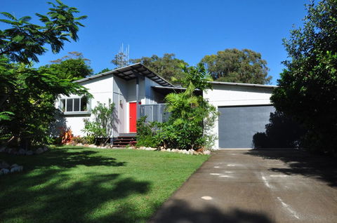 10 Double Island Drive - Modern Family Home, Centrally Located, Swimming Pool & Outdoor Area - Tourism Hervey Bay 0