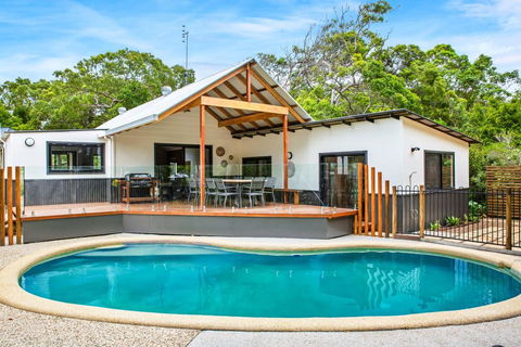 11 Naiad Court - Rainbow Shores, Fantastic Family Retreat, Swimming Pool, 200m To Beach, Free Wi-Fi - Tourism Hervey Bay 0