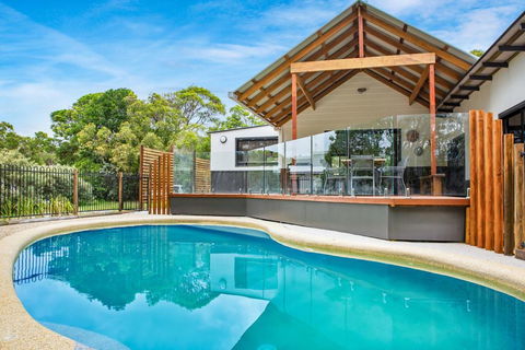 11 Naiad Court - Rainbow Shores, Fantastic Family Retreat, Swimming Pool, 200m To Beach, Free Wi-Fi - Tourism Hervey Bay 2