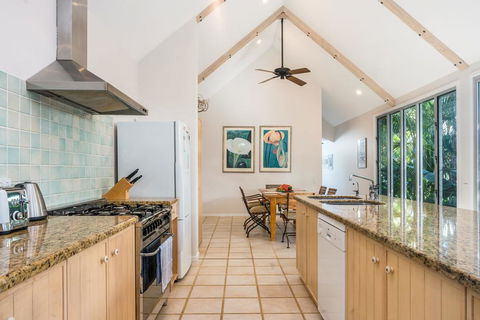 12 Childe Street, Byron Bay - Absolute Belongil Summerhouse - Hervey Bay Accommodation 2