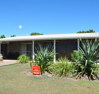 12 Zircon Street - Renovated beach shack with the perfect blend of comfort and coastal cool - Hervey Bay Accommodation