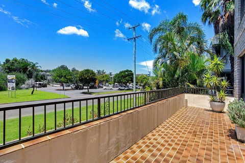 14 'THE DUNES', 38 MARINE DR - LARGE UNIT WITH POOL, TENNIS COURT AND DIRECTLY ACROSS FROM FINGAL - Tourism Hervey Bay 2