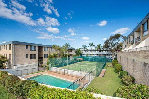 14 'THE DUNES', 38 MARINE DR - LARGE UNIT WITH POOL, TENNIS COURT AND DIRECTLY ACROSS FROM FINGAL - Tourism Hervey Bay 0