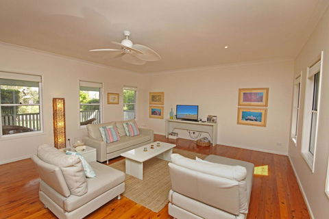 16 Beachway Pde, Marcoola: Linen Incl, WiFi, Pet Friendly, A/Cond. 500 BOND - Hervey Bay Accommodation 3