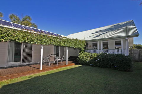 16 Beachway Pde, Marcoola: Linen Incl, WiFi, Pet Friendly, A/Cond. 500 BOND - Hervey Bay Accommodation 1