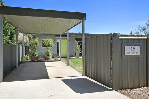18 On Rayner - Swish Apartment Myrtleford - Tourism Hervey Bay 2