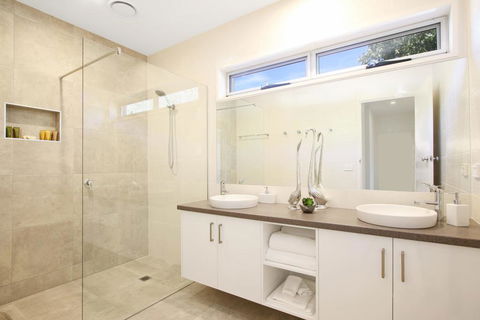 18 On Rayner - Swish Apartment Myrtleford - Tourism Hervey Bay 0