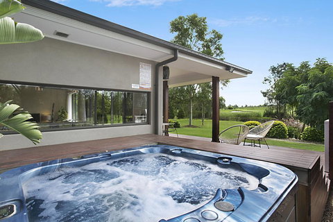 1OAK - Hervey Bay Accommodation 0