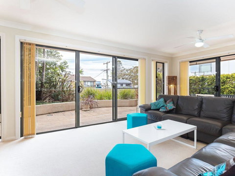 2 'Peninsula Waters' - Three Bedroom Unit With Spacious Private Courtyard & WIFI - Tourism Hervey Bay 2