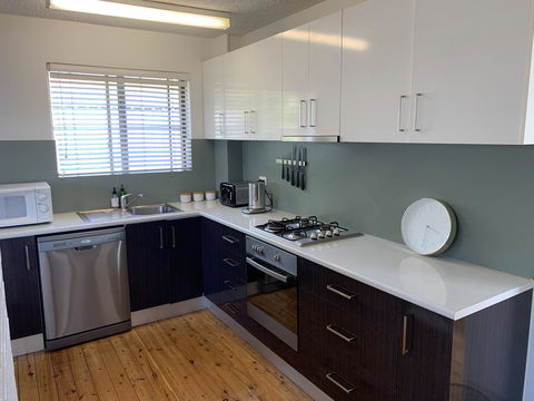 2 Bed Bar Beach Apartment - Stroll To Beach & Cafes, Supermarket Apartment 6 - Tourism Hervey Bay 0