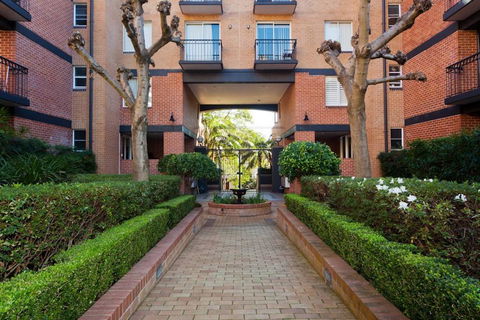 2 Bed Sydney Executive Apt Close To City - Tourism Hervey Bay 3