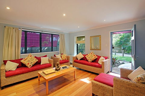 2 Manfred Street, Belongil Beach - Susie's Beach House - Hervey Bay Accommodation 2