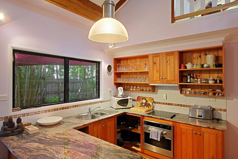 2 Manfred Street, Belongil Beach - Susie's Beach House - Hervey Bay Accommodation 3