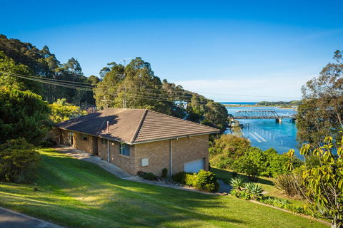 2 Water Crescent - Retro Haven - Tourism Hervey Bay 0