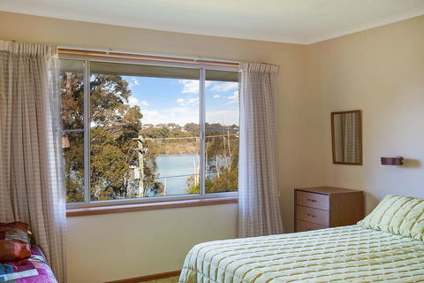 2 Water Crescent - Retro Haven - Tourism Hervey Bay 3