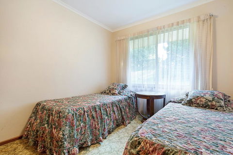 2 Water Crescent - Retro Haven - Tourism Hervey Bay 1