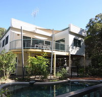 20 Orania Court - Two storey family home with swimming pool patio  large deck. Pet friendly - Hervey Bay Accommodation