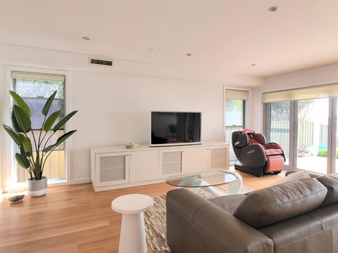 Beachfront Bliss 4BR Villa Direct Beach Access - Tourism Hervey Bay 0