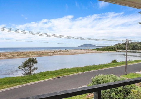 Beachfront Gerroa - Hervey Bay Accommodation 2