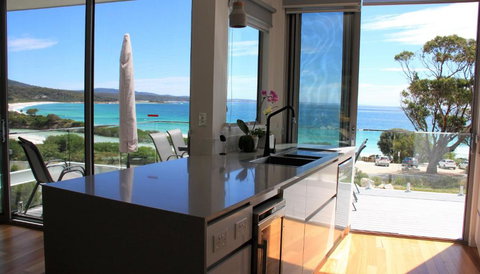 BEACHHOUSE BINALONG Luxury Waterfront Holiday House At Bay Of Fires - Hervey Bay Accommodation 2