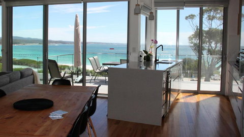 BEACHHOUSE BINALONG Luxury Waterfront Holiday House At Bay Of Fires - Hervey Bay Accommodation 4