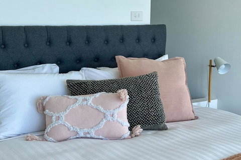 BEACHHOUSE BINALONG Luxury Waterfront Holiday House At Bay Of Fires - Hervey Bay Accommodation 3