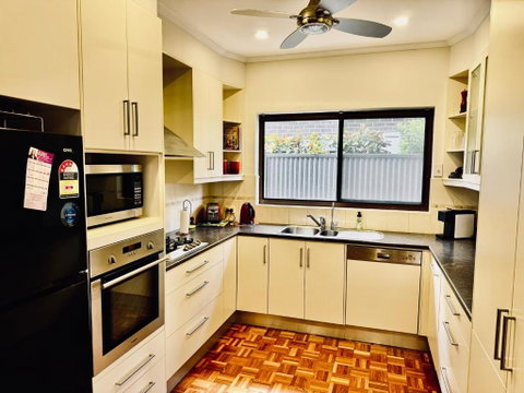 Birkinshaw Villa ( 3 Bedroom With Parkings ) - Hervey Bay Accommodation 2