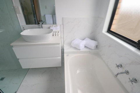 BLK Stays Guest House Deluxe Units Caboolture South - Hervey Bay Accommodation 2