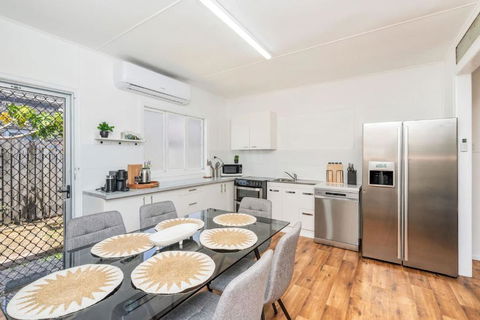 Campbell Cottage - A Beachside Escape In Torquay - Tourism Hervey Bay 2