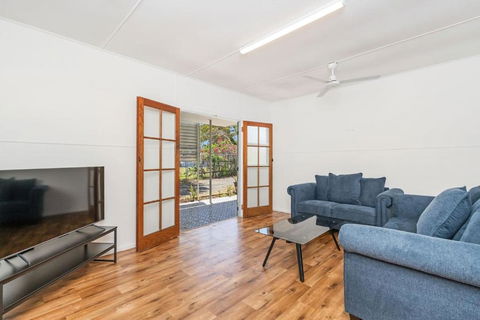 Campbell Cottage - A Beachside Escape In Torquay - Tourism Hervey Bay 1