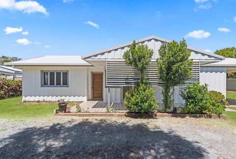 Campbell Cottage - A Beachside Escape In Torquay - Tourism Hervey Bay 0