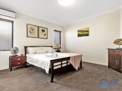Canal Escape In Wannanup - Tourism Hervey Bay 4