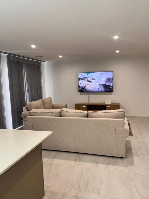 Canberra 3 Bedroom Home To Remember - Hervey Bay Accommodation 0