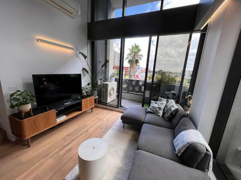 Centrally Located Modern Loft W Free Parking, Infinity Pool, Workspace - Tourism Hervey Bay 2