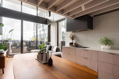 Centrally Located Modern Loft W Free Parking, Infinity Pool, Workspace - Tourism Hervey Bay 1