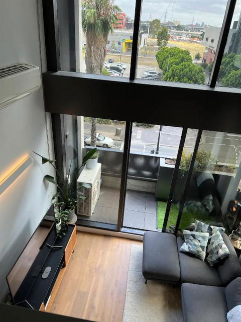 Centrally Located Modern Loft W Free Parking, Infinity Pool, Workspace - Tourism Hervey Bay 0
