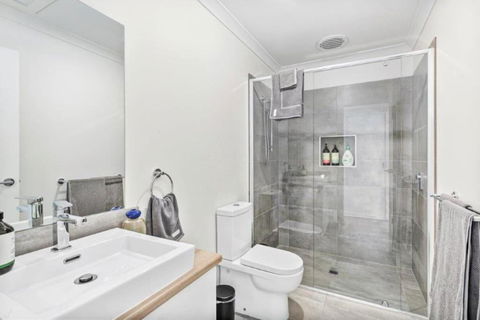 CASA EMEC- PETS WELCOME Luxury, Aircon, Walk To The Shops And Beach! Outdoor Shower And Garage Parking - Hervey Bay Accommodation 4