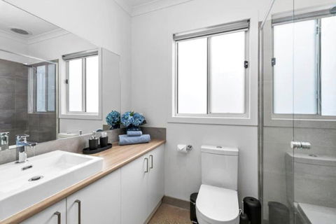 CASA EMEC- PETS WELCOME Luxury, Aircon, Walk To The Shops And Beach! Outdoor Shower And Garage Parking - Hervey Bay Accommodation 2