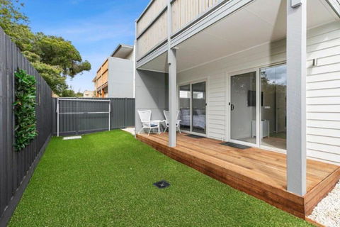 CASA EMEC- PETS WELCOME Luxury, Aircon, Walk To The Shops And Beach! Outdoor Shower And Garage Parking - Hervey Bay Accommodation 1