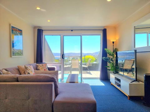 Cascades 15 - Lake Views L Spa Bath L Split Level L Central Location L Wi-Fi L 2BR - Tourism Hervey Bay 4