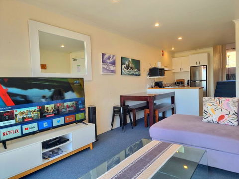 Cascades 15 - Lake Views L Spa Bath L Split Level L Central Location L Wi-Fi L 2BR - Tourism Hervey Bay 3