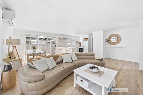 Castaway, Cowes Beach House - Tourism Hervey Bay 0