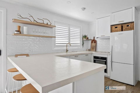 Castaway, Cowes Beach House - Tourism Hervey Bay 2