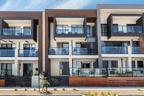 Castaway Villa - Water Views Luxury On The Marina - Tourism Hervey Bay 2