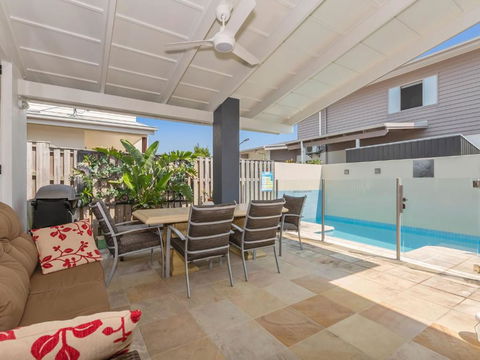 Casuarina Dreaming Townhouse With Pool - Tourism Hervey Bay 3